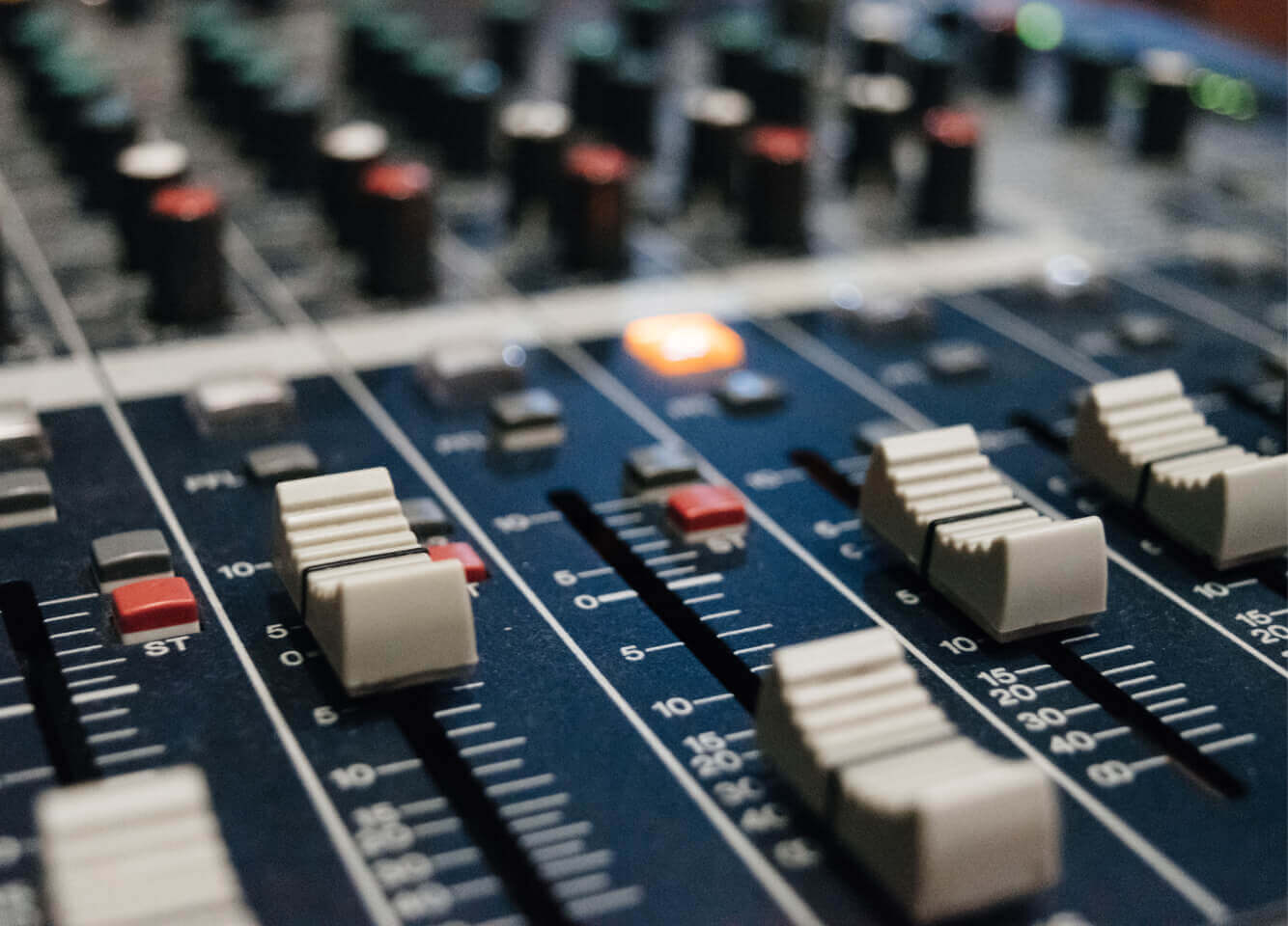 A live performance setting with Flic-driven OSC control.